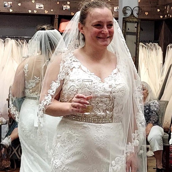 Wedding dress - Picture 2 of 3